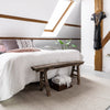 Wollen vloerkleed onder een bed.