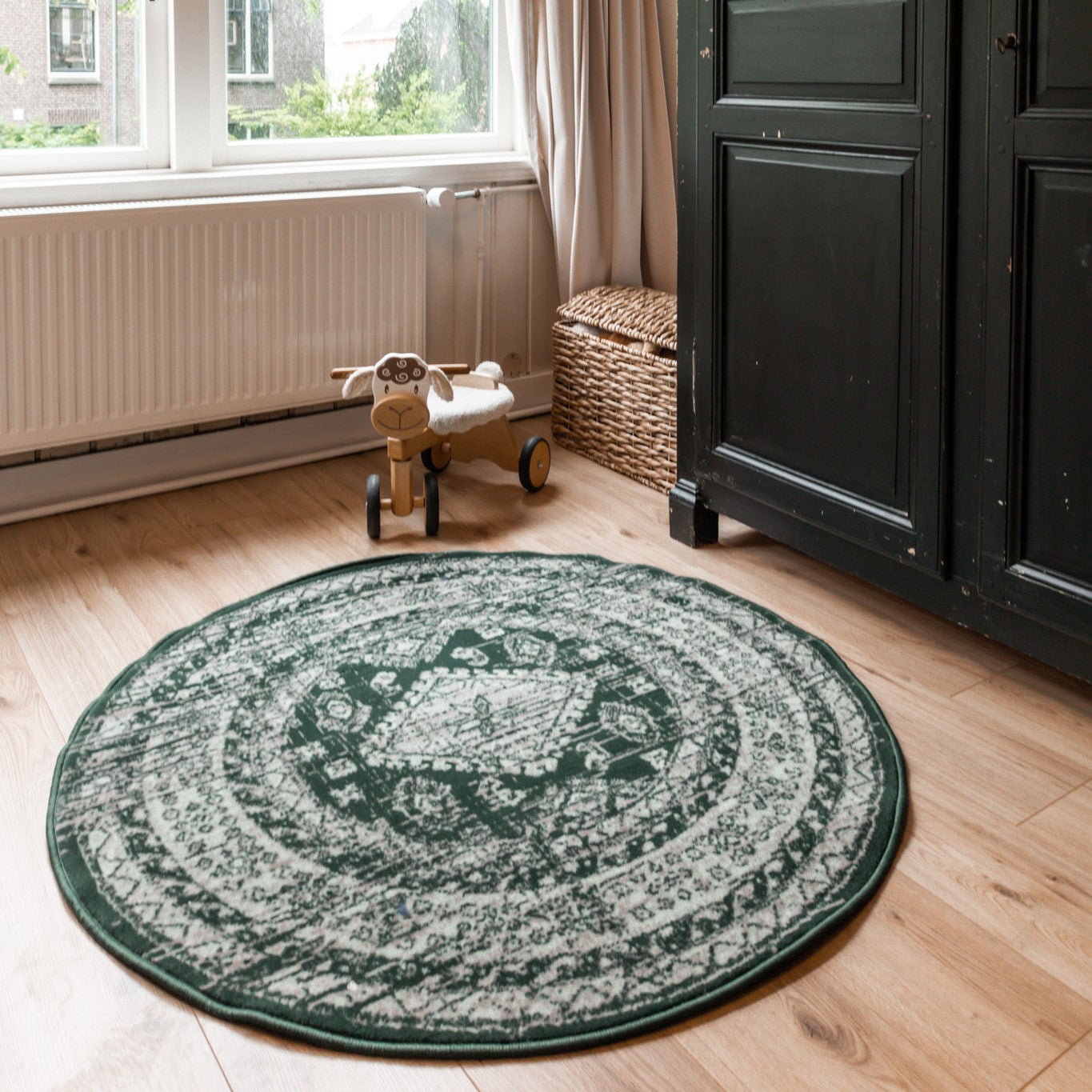 Groen rond vintage vloerkleed