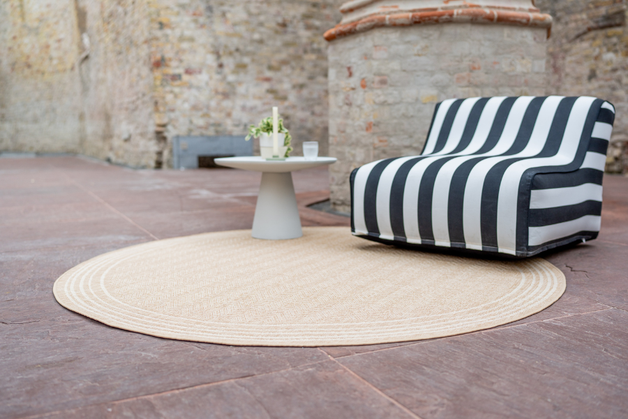 Rond buitenkleed met jute look en zig zag patroon.