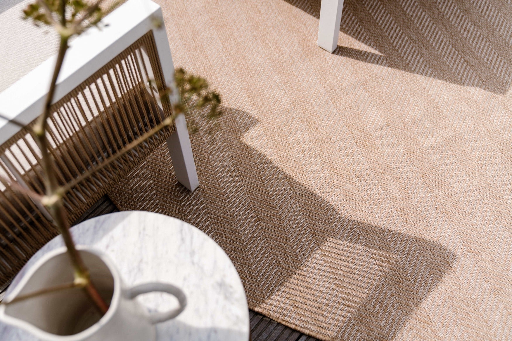 Waarom een waterafstotend vloerkleed ideaal is voor je tuin - Vloerkledenloods