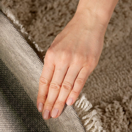 Hoogpolige vloerkleden - Ted Baker Lambeth rond hoogpolig vloerkleed Jasper Beige - Vloerkledenloods