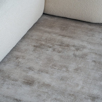 Moderne vloerkleden - Vloerkleed Felva viscose silk taupe - Interieur05 - Vloerkledenloods