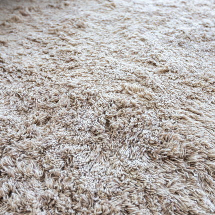 Wollen vloerkleed hoogpolig Raw Wool Lichtbruin Interieur05