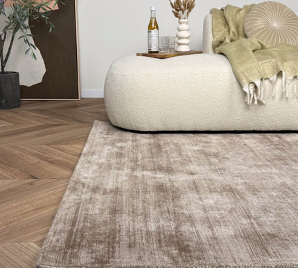 Vloerkleed Felva viscose silk taupe - Interieur05 - Vloerkledenloods