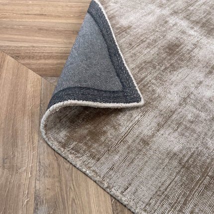 Vloerkleed Felva viscose silk taupe - Interieur05 - Vloerkledenloods